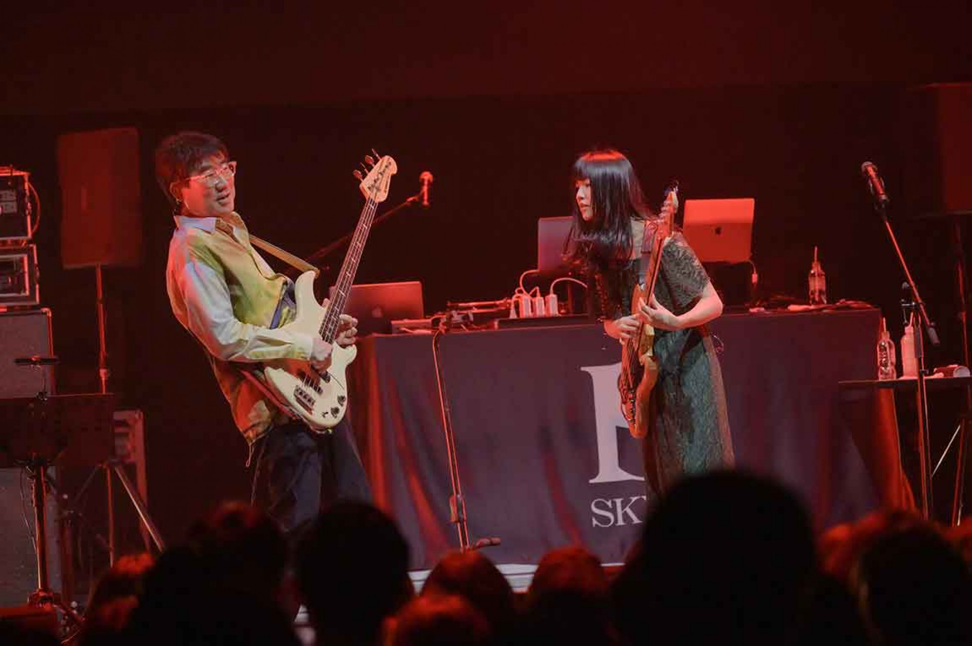 演出嘉賓_貝斯手凱婷與龜田誠治「雙貝斯」共演合照_「Zepp-New-Taipei」提供