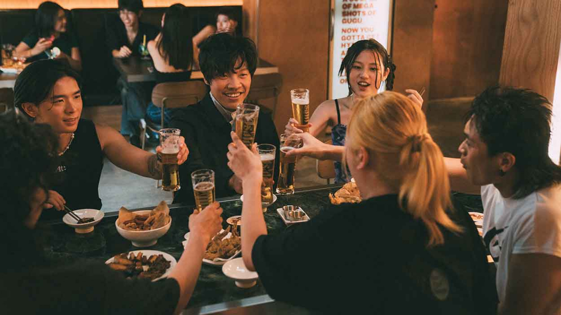 〈手機錢包鑰匙菸〉MV劇照_4