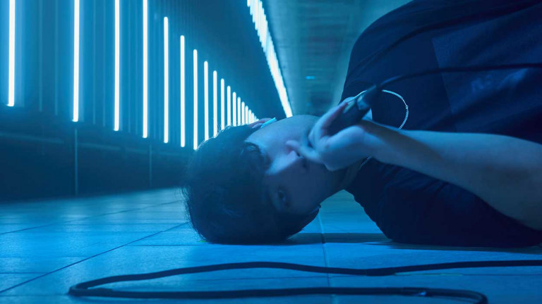 用嘻哈唱出白色巨塔的暴力 陳棉推出最新單曲〈逃／生〉