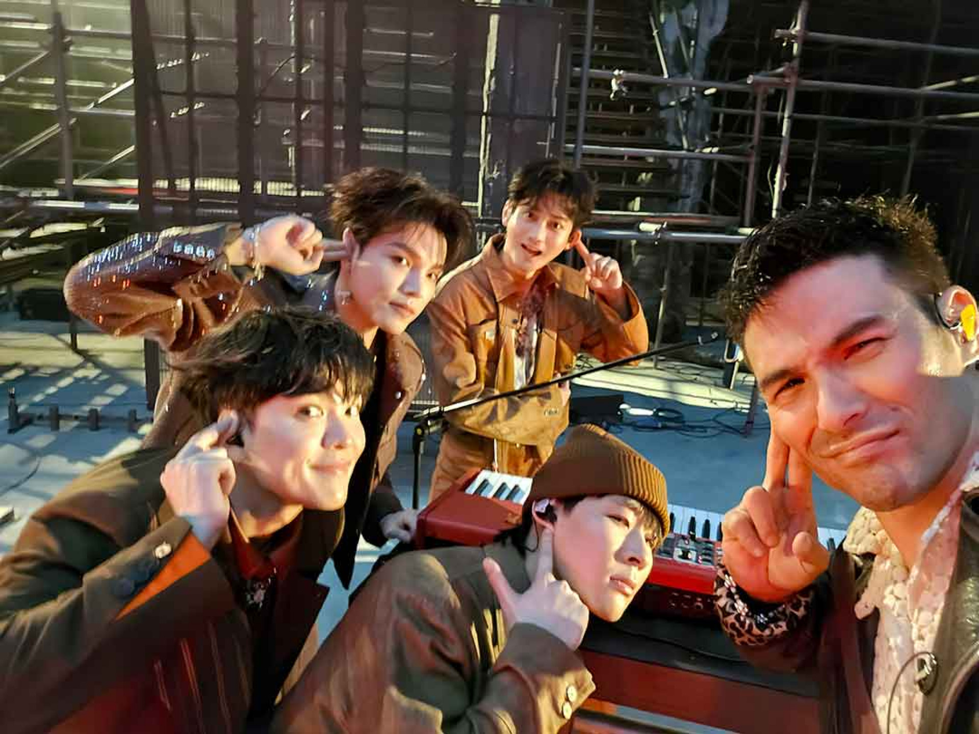 芒果TV《披荊斬棘》提供_鳳小岳(右起)、早安、熊梓淇、朱星杰和尤長靖一公組合首戰告捷