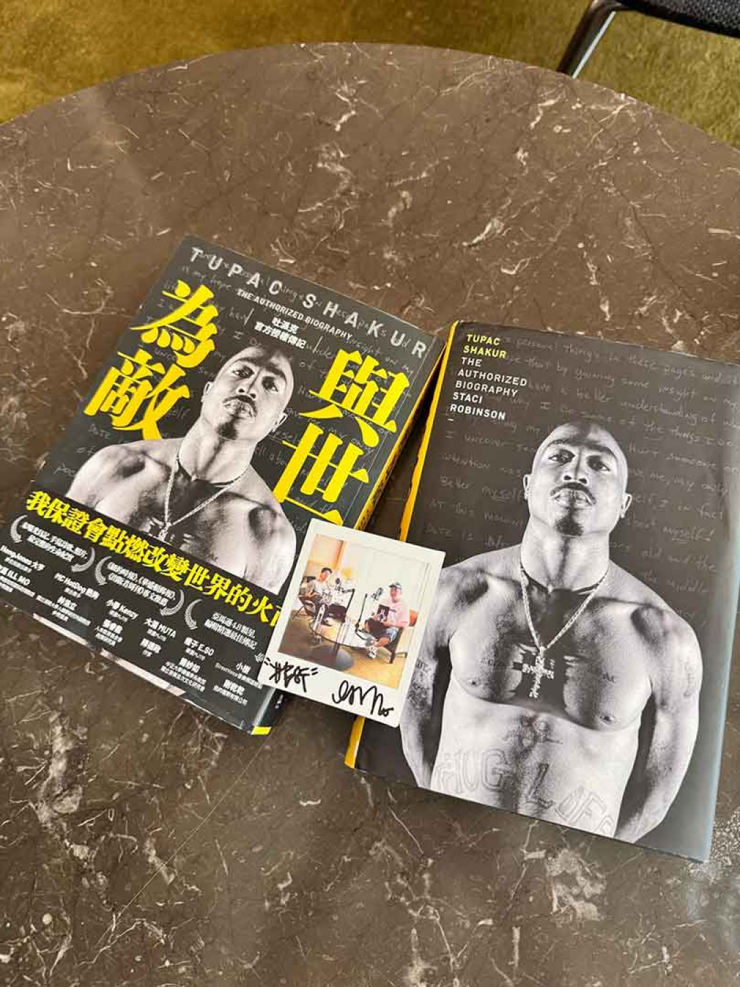 老莫在誠品與團員林老師錄製談論2Pac的podcast後將原文與翻譯書並列留影