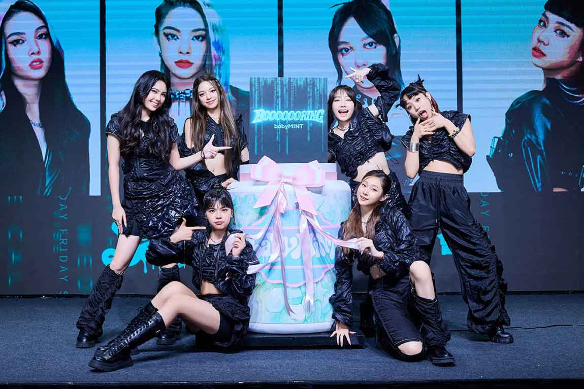 04_後排左起:Vikky、粼粼、栩栩、品妡,前排左起:丞妘、熙妍