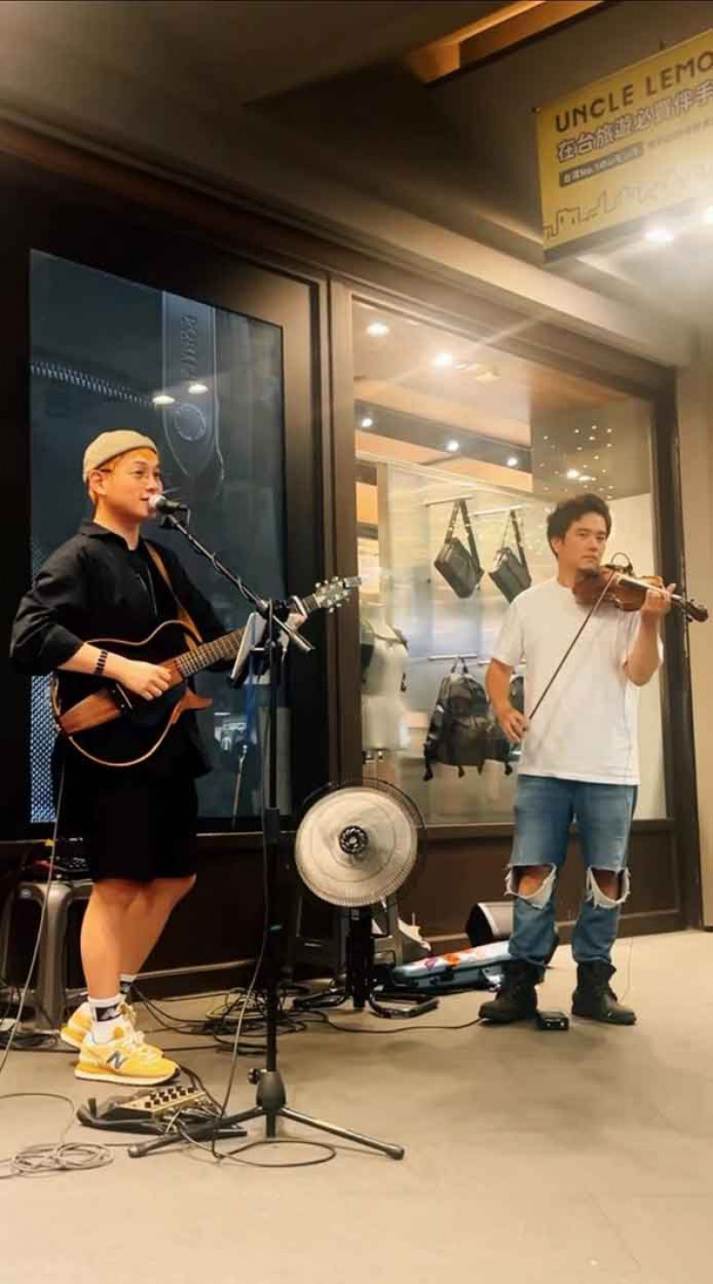 邱振哲邀來好友曜爆甘音樂工作室甘威鵬，誠意十足