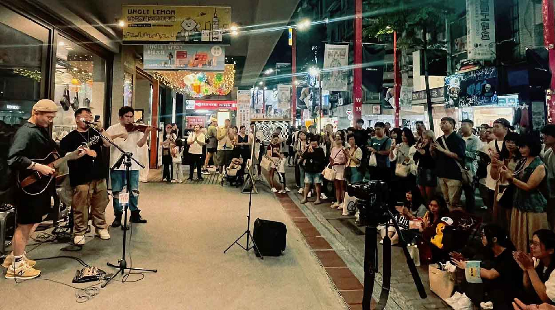 邱振哲周末誠品武昌快閃吸引大批人潮