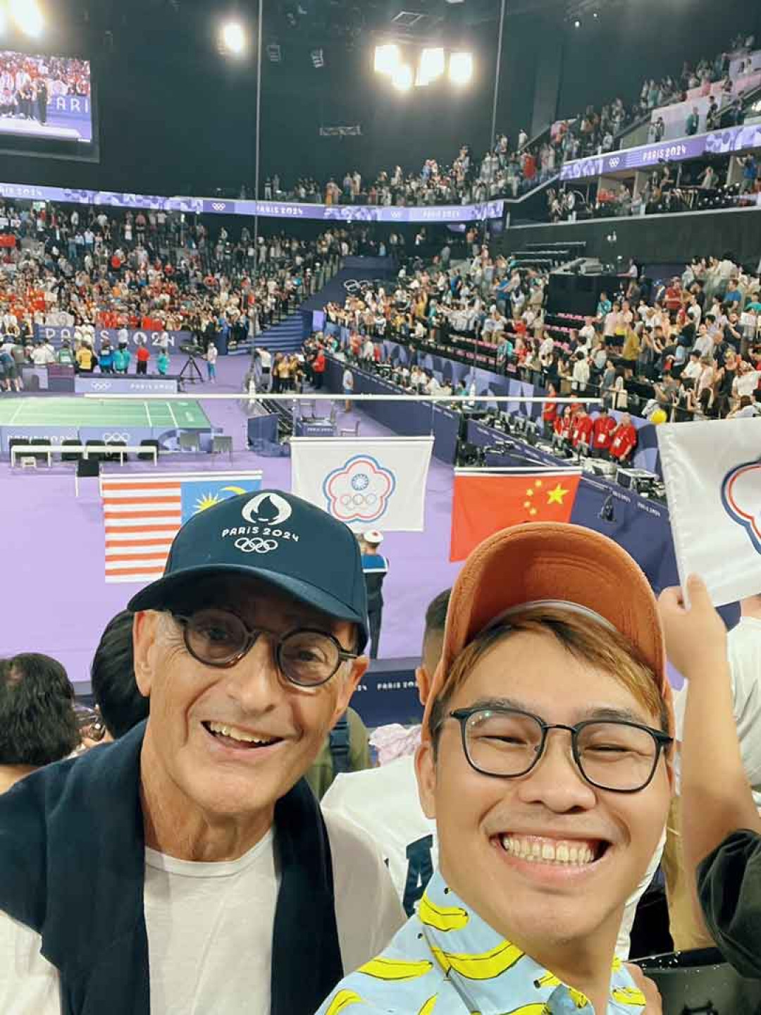 那那大師隔壁的丹麥老先生也為台灣選手加油