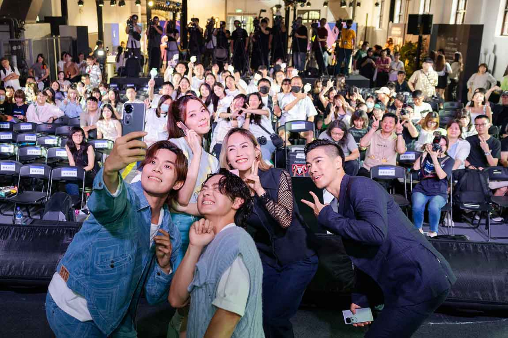 圖03:告五人帶來精彩演出嗨翻記者會,並與全場開心自拍。(相信音樂提供)