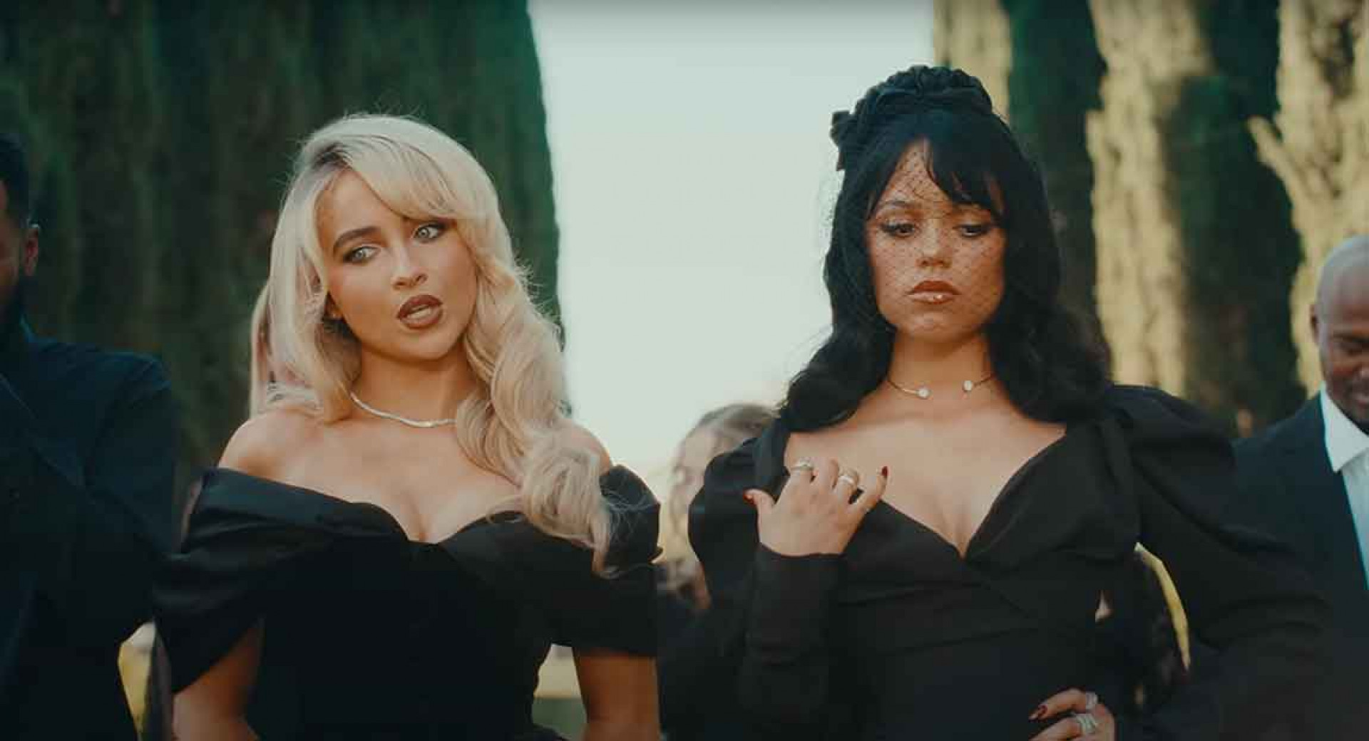 兩人參加男主角葬禮---截自YouTube---1