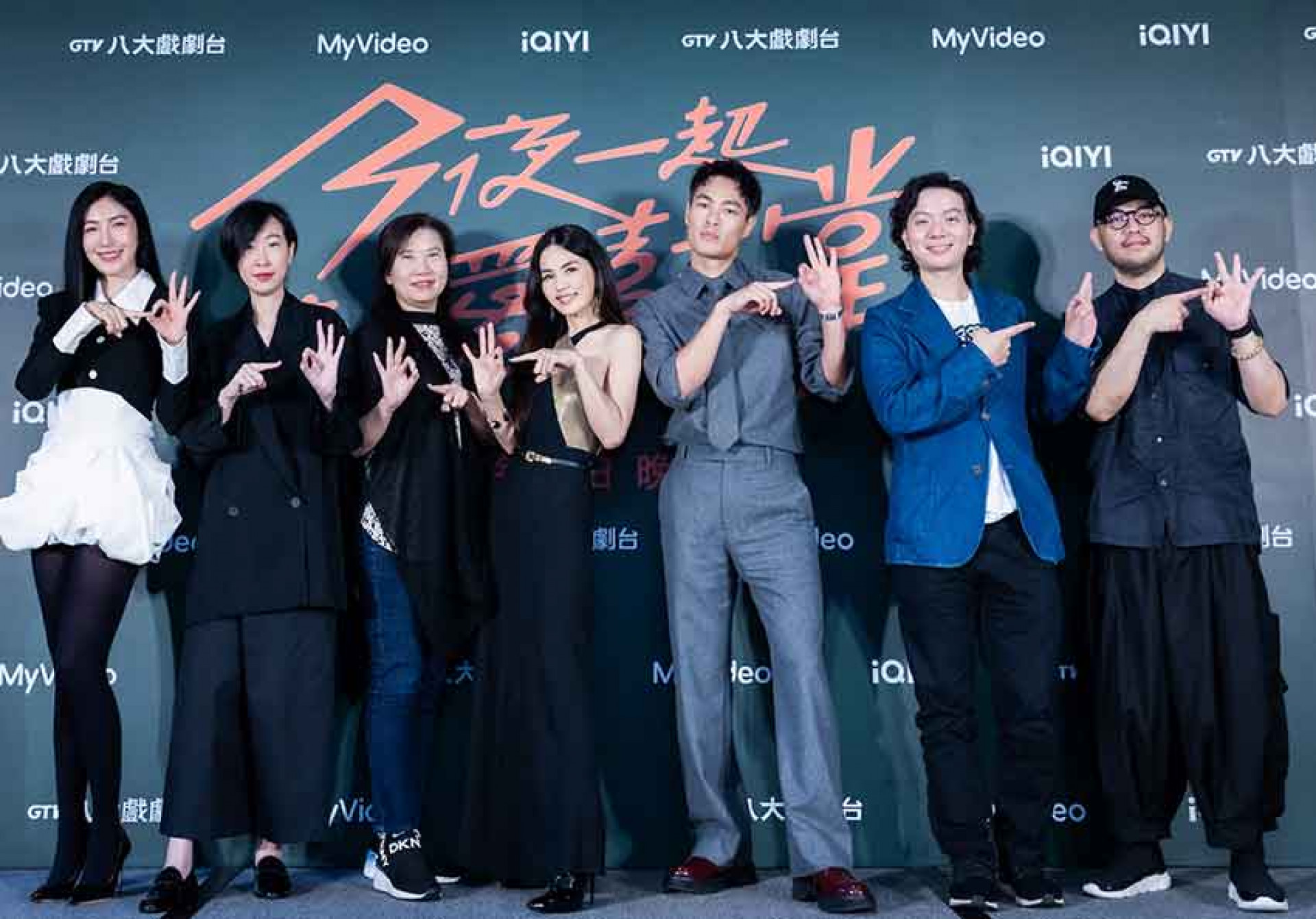 圖04:左起楊謹華、壹壹影業製作人黃郁茹、台灣大哥大新媒體事業副總經理李芃君-、Ella陳嘉樺、楊祐寧、樂到家國際娛樂董事長郝柏翔、導演李俊宏。(壹壹影業提供)