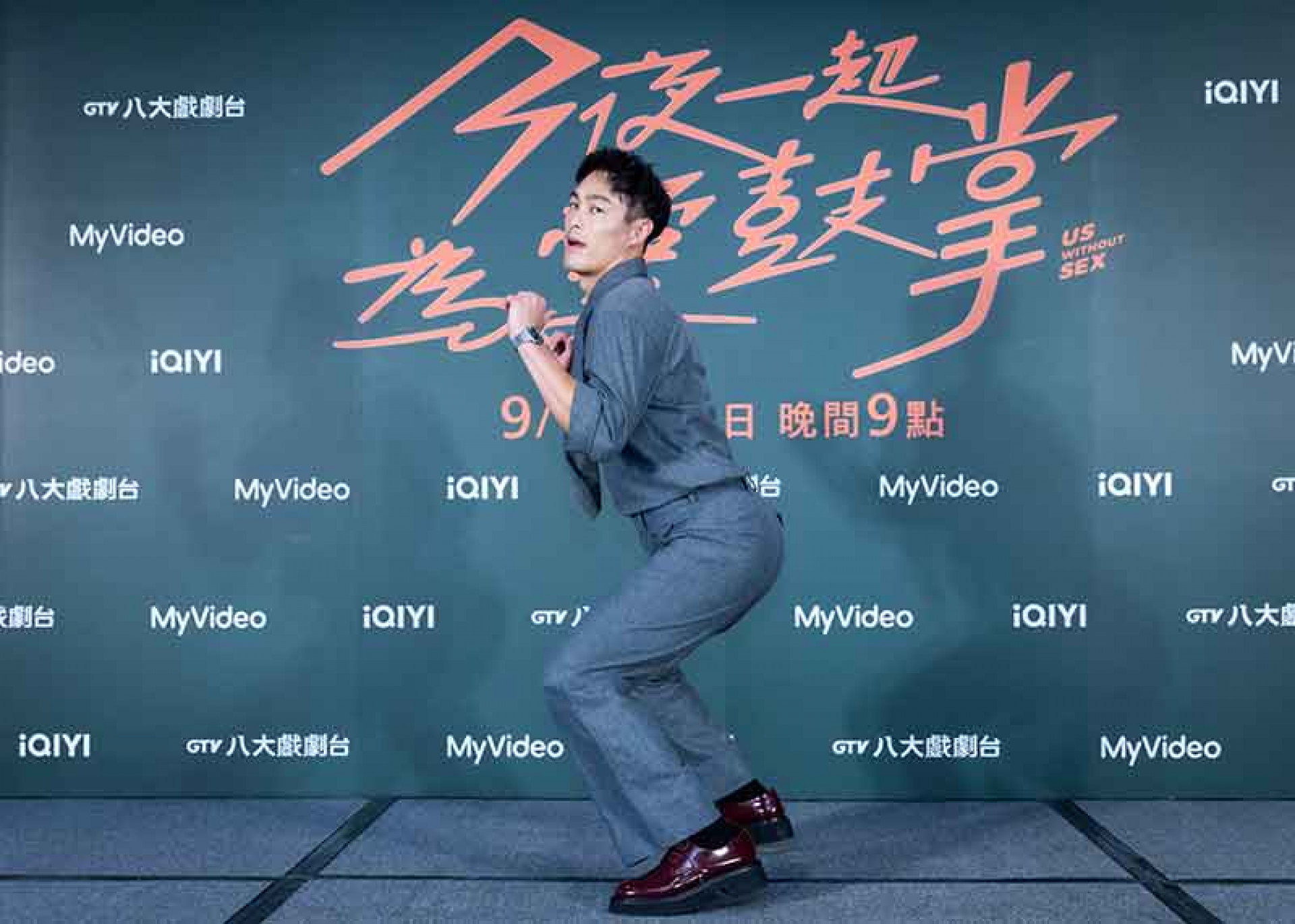 圖09:楊祐寧被拱翹屁股拍照。(壹壹影業提供)