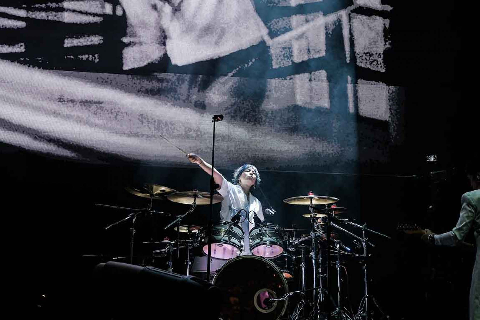 鼓手小米提到「康士坦一點都不厭世,還會帶領大家去很多地方!」