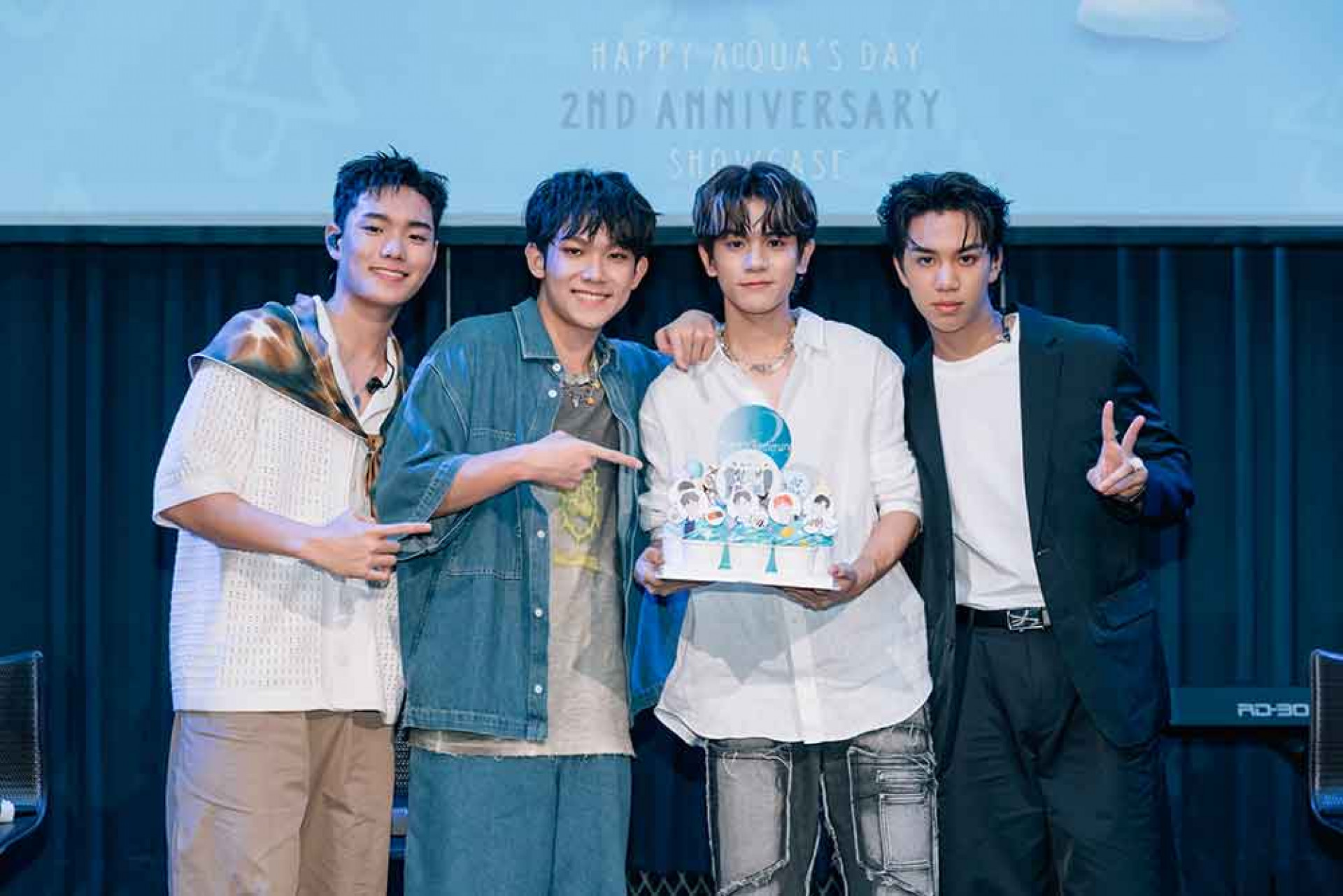 AcQUA源少年慶祝成團出道兩週年,拿著兩週年慶祝的杯子蛋糕合影(照片提供:種子音樂)