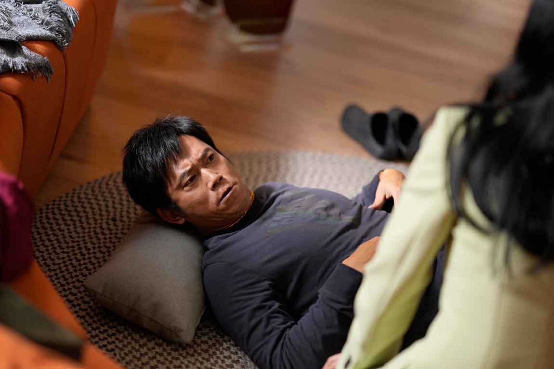 圖04:劇中顏正國因早洩問題找上楊謹華飾演的性治療師求助,他魁梧的身材和龍鳳刺青形象與他內心細膩、為妻子著想的害羞性格形成強烈反差。(壹壹影業提供)