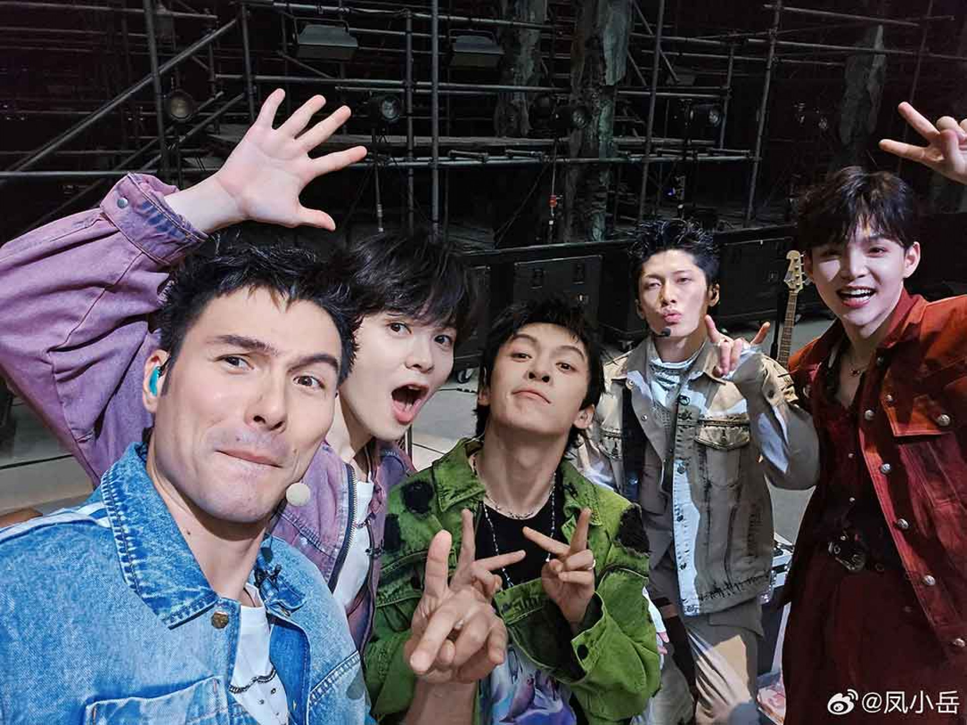 (摘自鳳小岳微博)鳳小岳(左起)、尤長靖、黃瀟、Miyavi和朱星杰