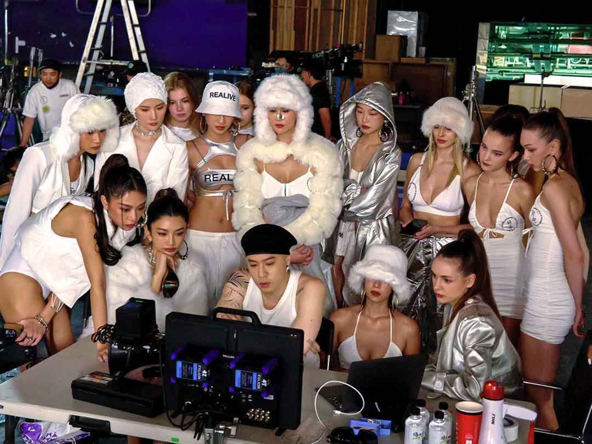 周湯豪一手操刀R2特仕版演唱會所有視覺