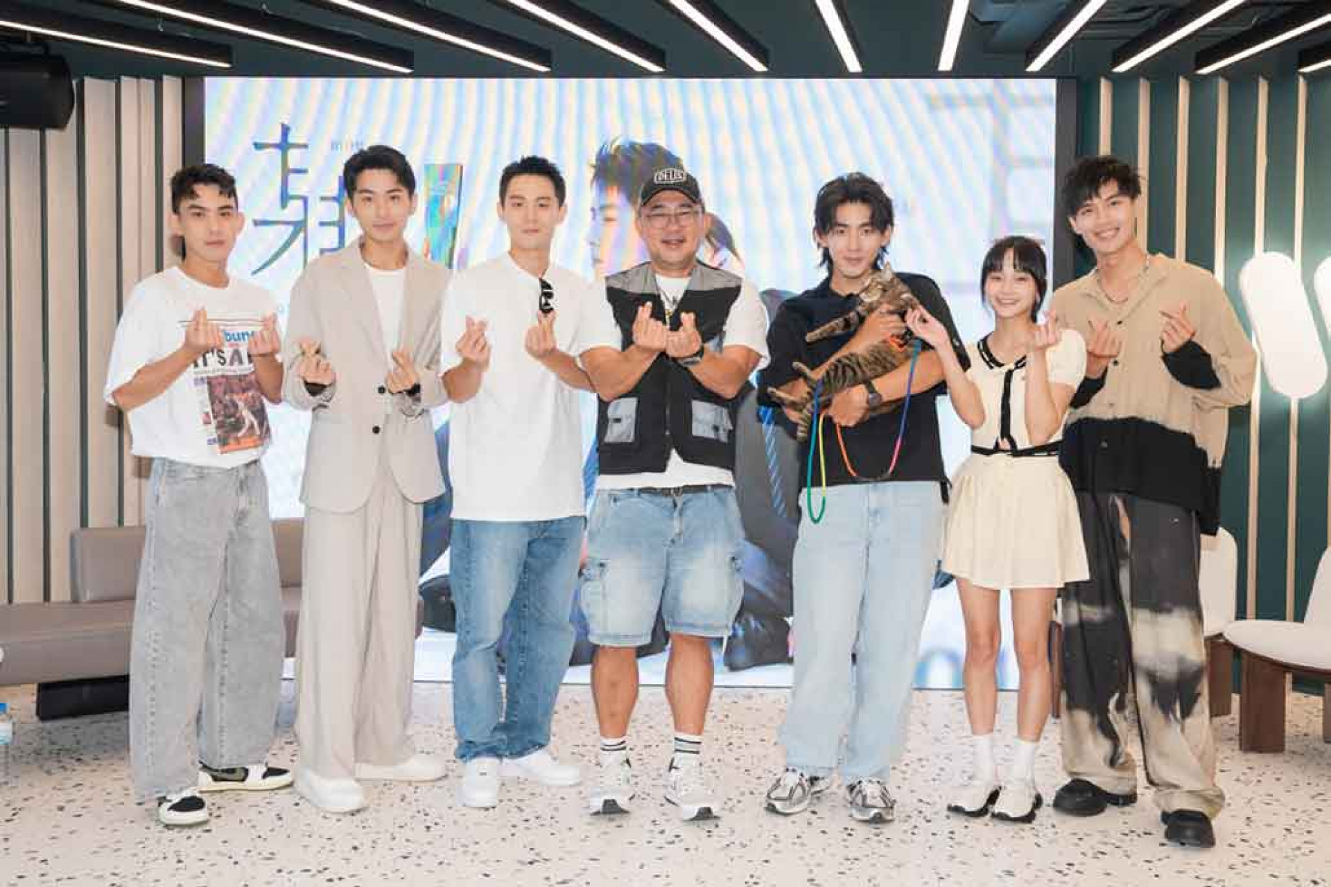 3_左起蔡振廷、鍾岳軒、陳彥廷、導演柳廣輝、曾向鎮、邵弈玫、黃丞邦。（影集《某某》劇組提供）
