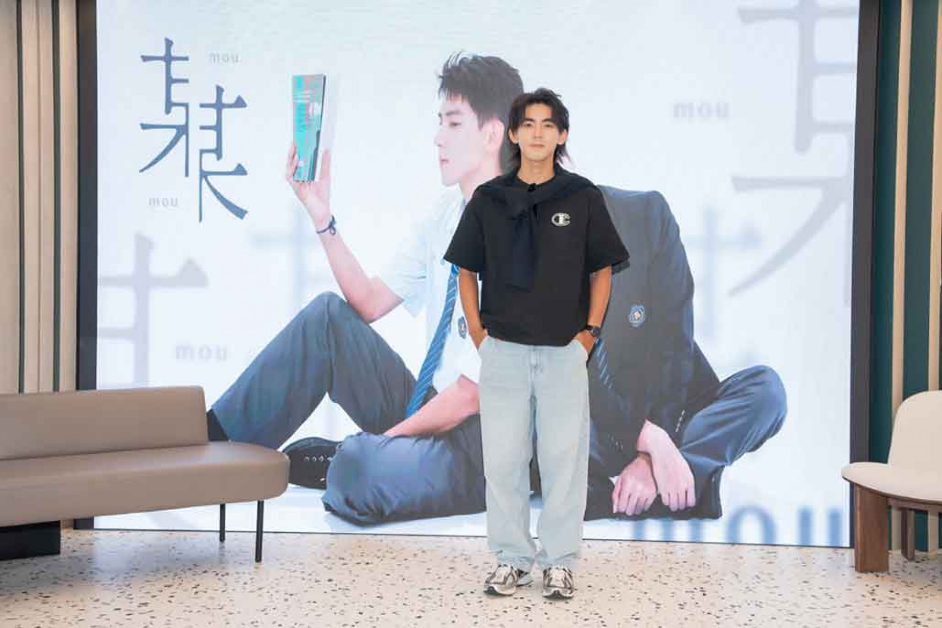 6_首次領銜擔綱飾演男主角曾向鎮。（影集《某某》劇組提供）