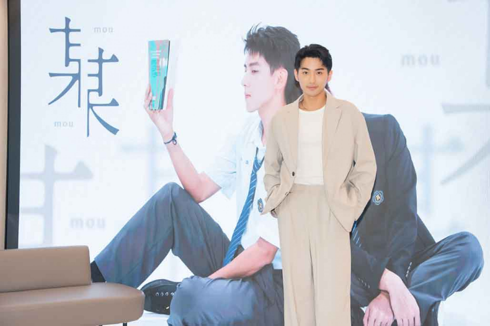 8_鍾岳軒在戲中飾演學校主任兒子，愛逗弄同學。（影集《某某》劇組提供）