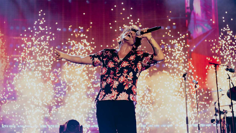 火星人布魯諾驚創「世運單場人次最高」突改歌詞 秀中文大撩「寶貝 我好想你」