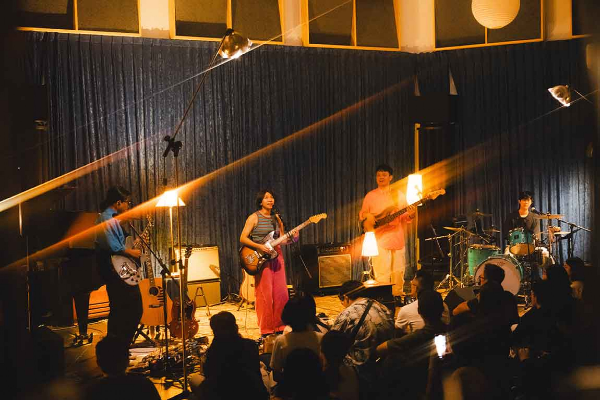 緩緩-Huan-Huan-表示這次巡演的終點選擇在玉成戲院錄音室,是希望帶領歌迷回到他們音樂誕生的源頭,猶如每一位歌迷邀請緩緩走進他們的家中一樣