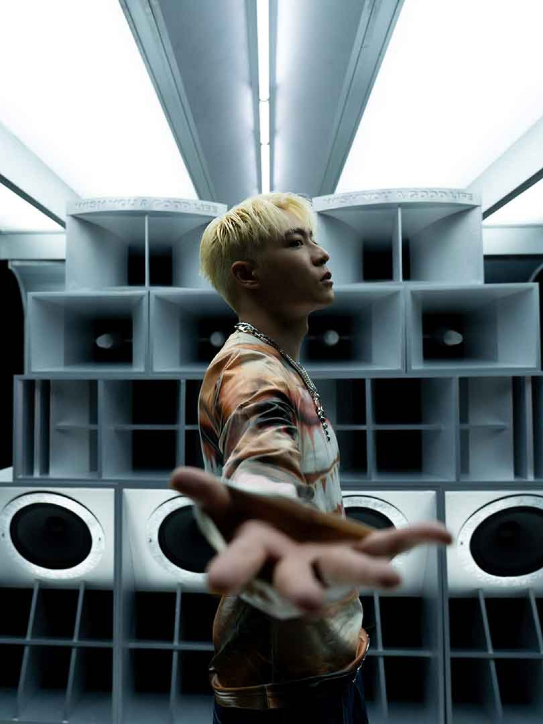 周湯豪新歌畫面採用大量金屬色,充滿強烈Y3K風格5