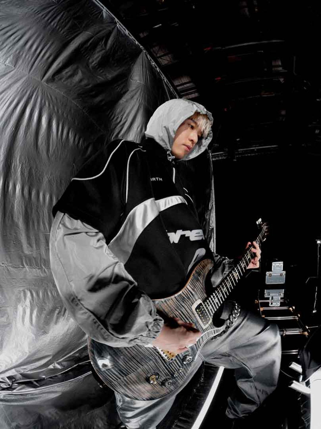 周湯豪新歌畫面採用大量金屬色,充滿強烈Y3K風格