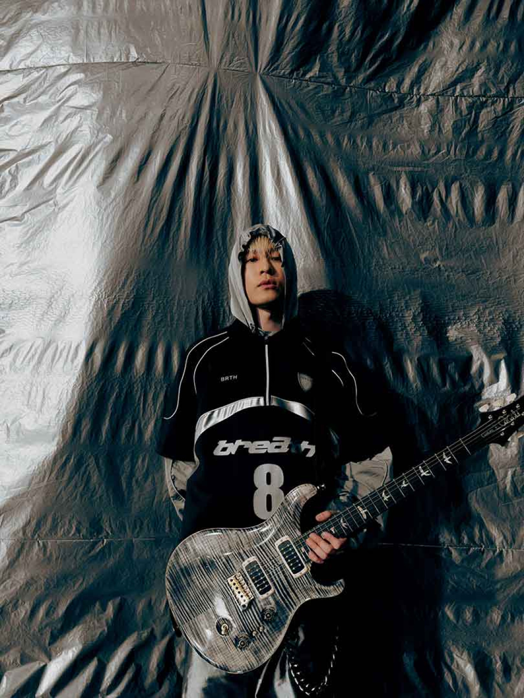 周湯豪新歌畫面採用大量金屬色,充滿強烈Y3K風格2