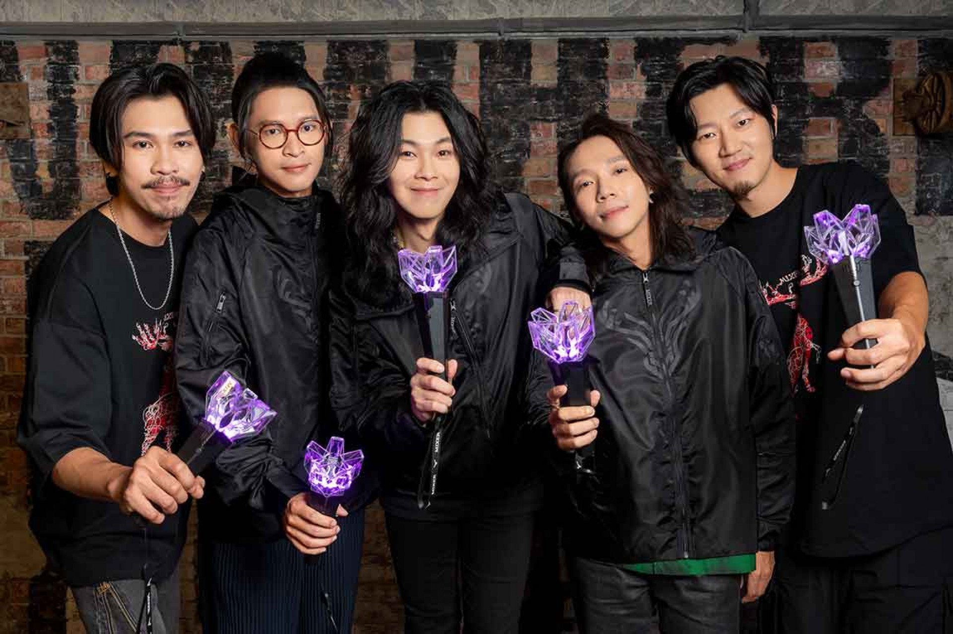 圖01:麋先生首度推出專屬手燈,團員盼0921小巨蛋滿場燈海應援。(相信音樂提供)