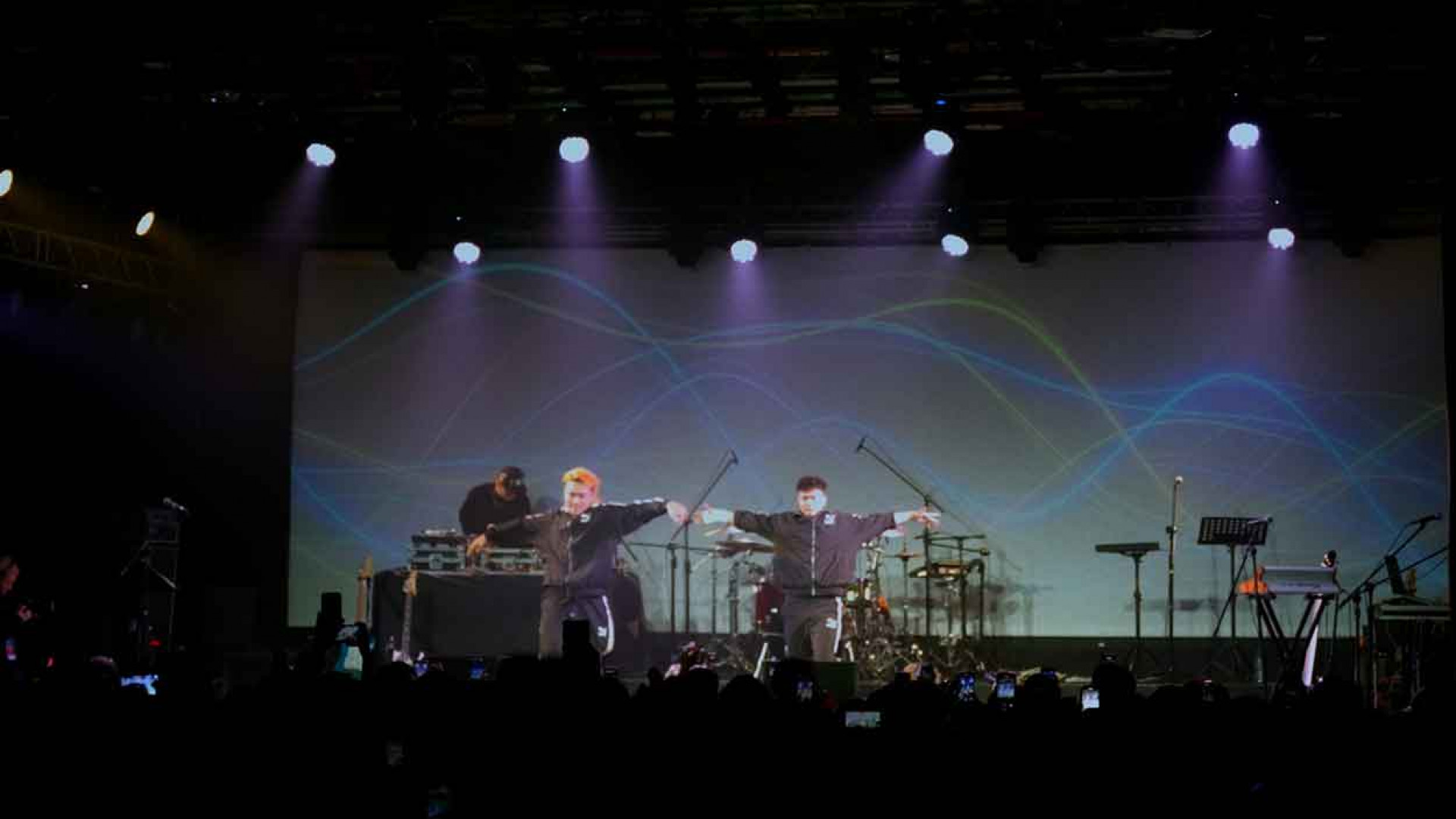 阿跨面在專場演出中,與同為-B-Boy-的製作人-2-CHI-大跳霹靂舞