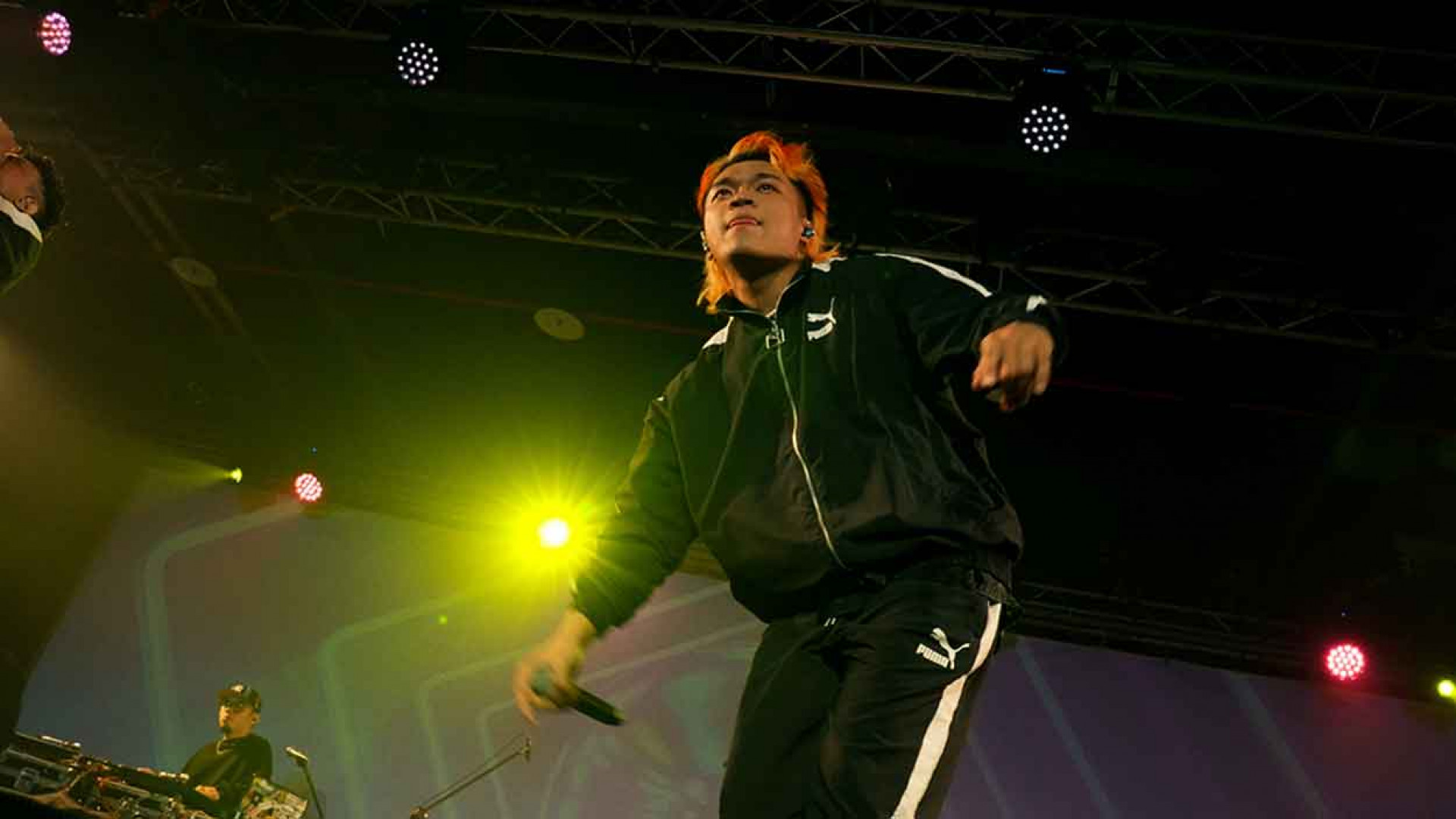 阿跨面在專場演出中大跳霹靂舞_1