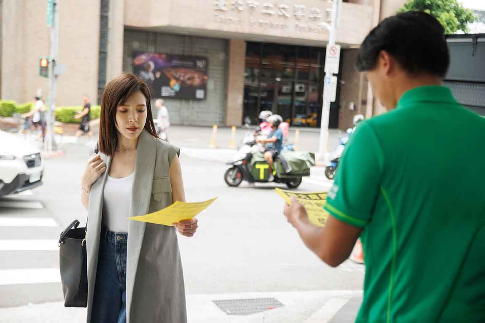 Rebecca上班途中