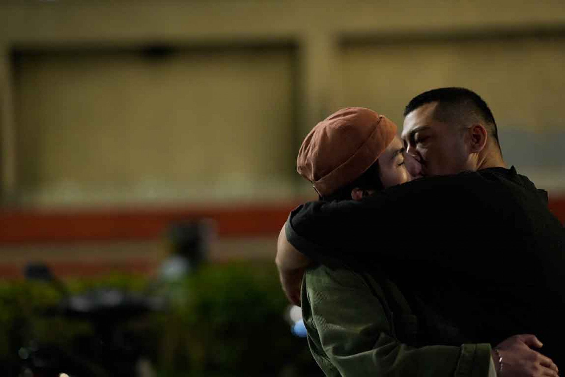 圖01:巫建和奪草爺男男螢幕初吻。(壹壹影業提供)