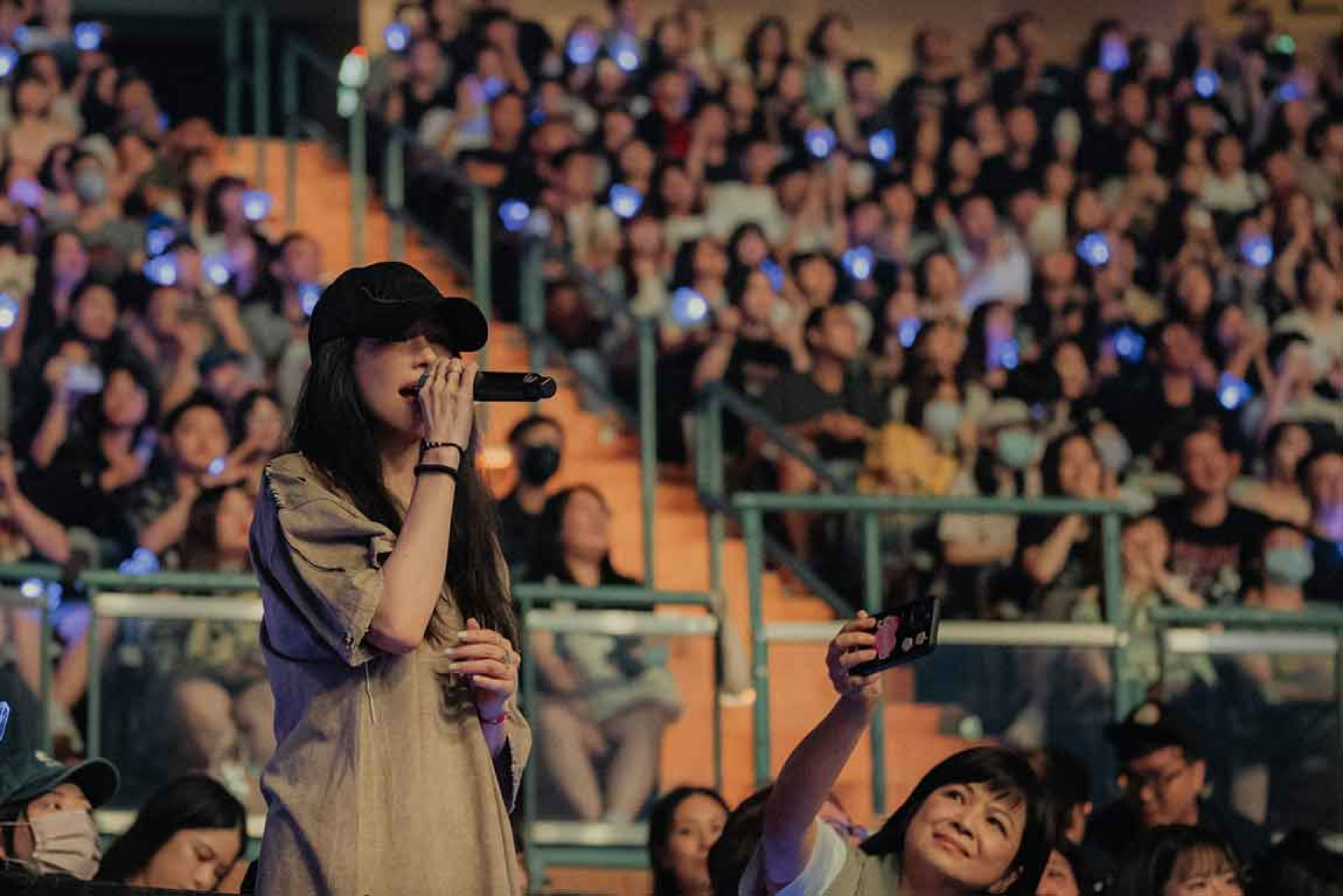 圖18:聖皓驚喜邀請坐在觀眾席的徐若瑄合唱,徐若瑄更戴上此次麋先生演唱會周邊商品老帽。(相信音樂提供)