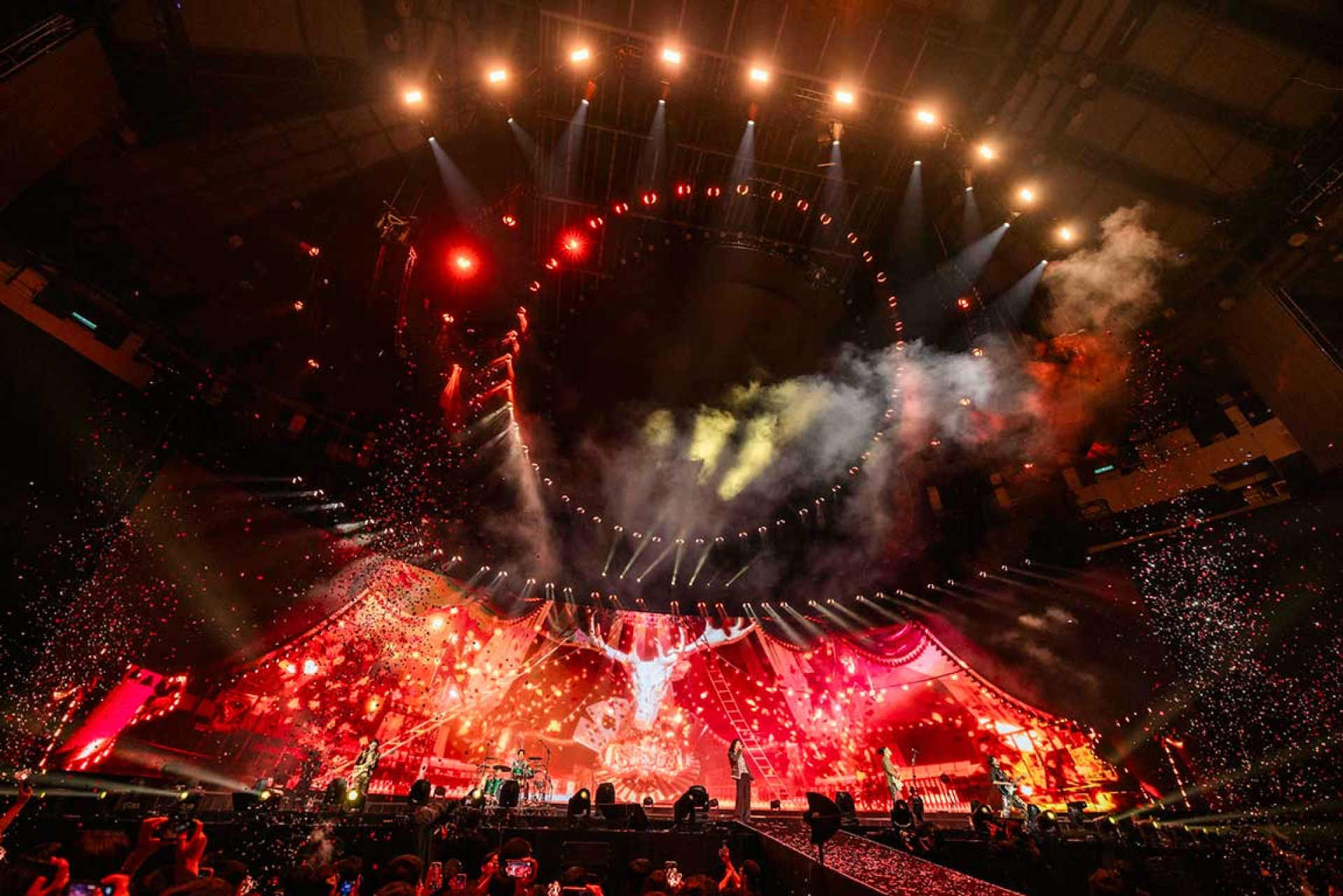 圖01:麋先生「馬戲團運動CircUs」演唱會搖滾藝術結合馬戲「麋宮」-,創造演唱會奇幻新世界。(相信音樂提供)