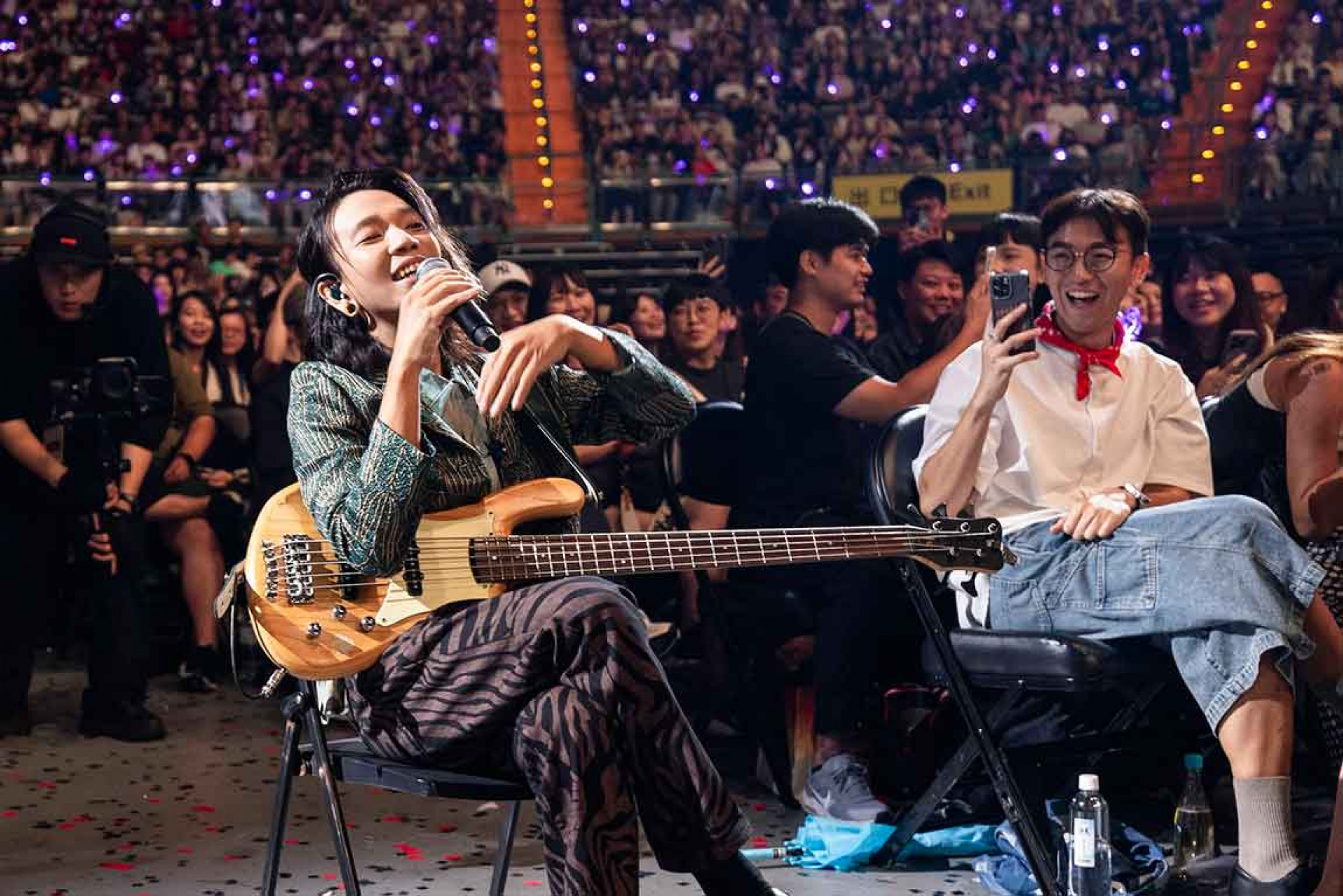 圖11:以諾12年來首次化身觀眾,坐到台下點歌。(相信音樂提供)