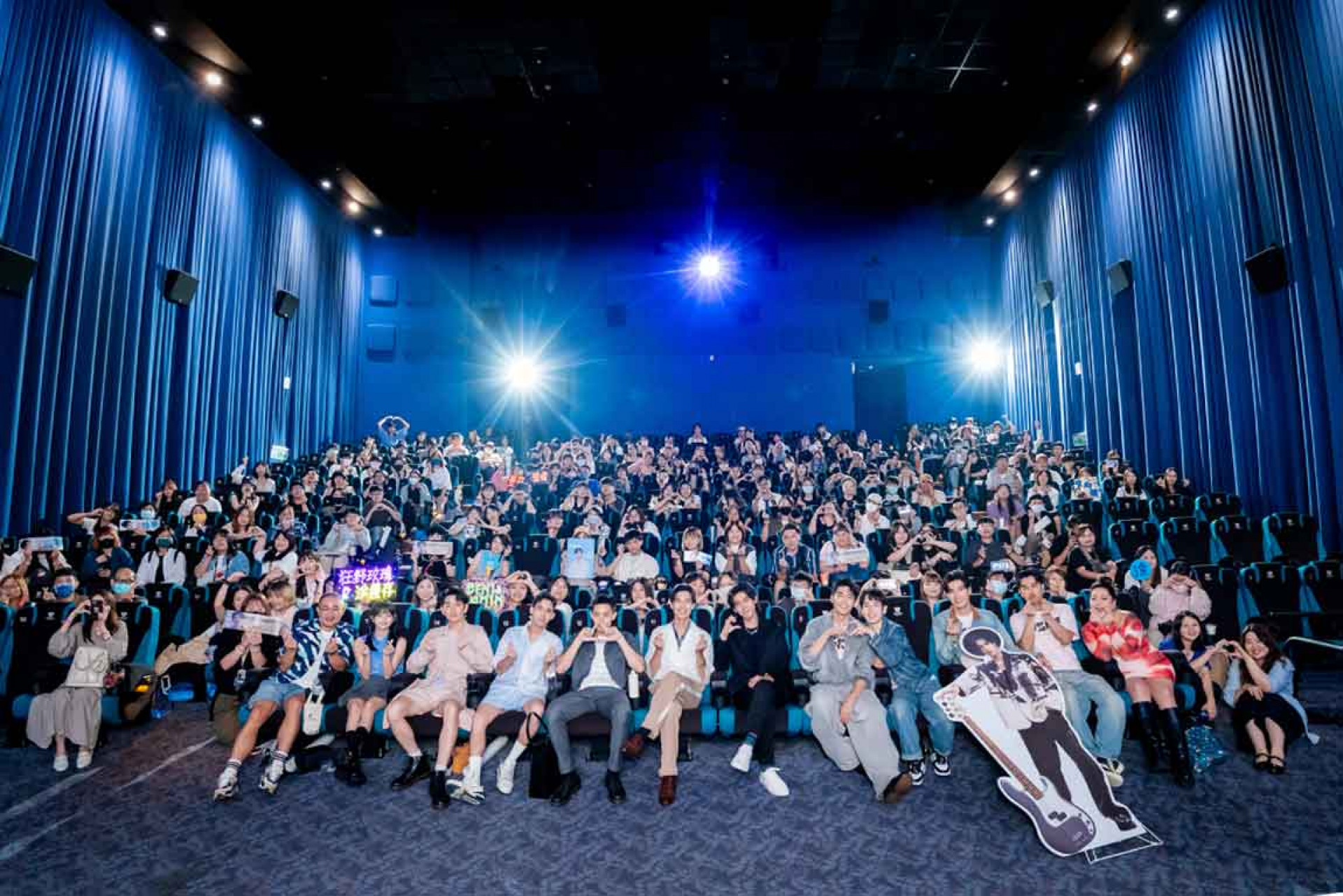 3兩大影集與粉絲比愛心合影留戀。(照片-GagaOOLala提供)