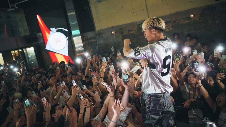 久違近距離與粉絲互動 周湯豪快閃備「驚喜大禮」吸引男粉破音示愛「我愛你！」