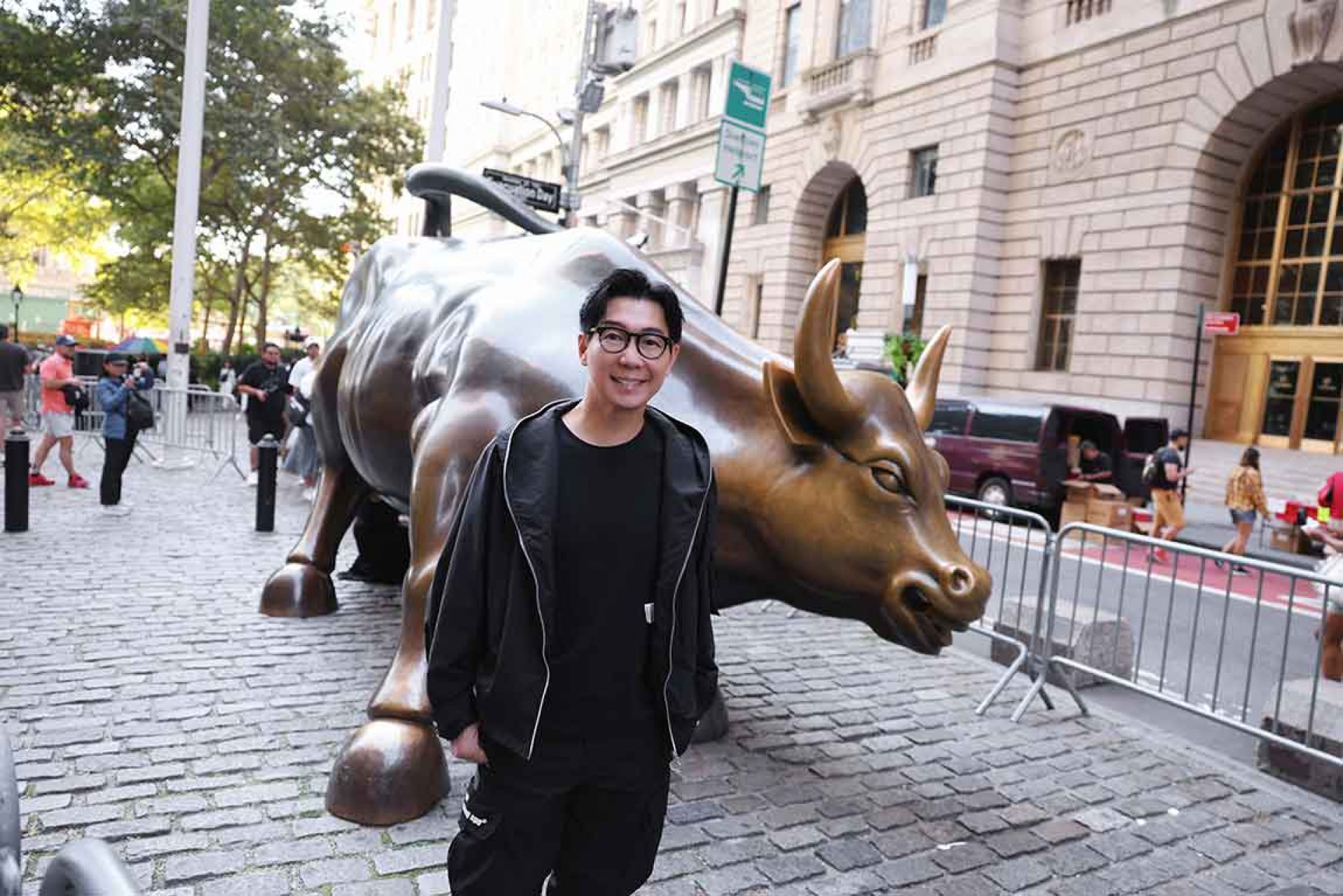 品冠在華爾街與銅牛雕像合影(照片提供:種子音樂)