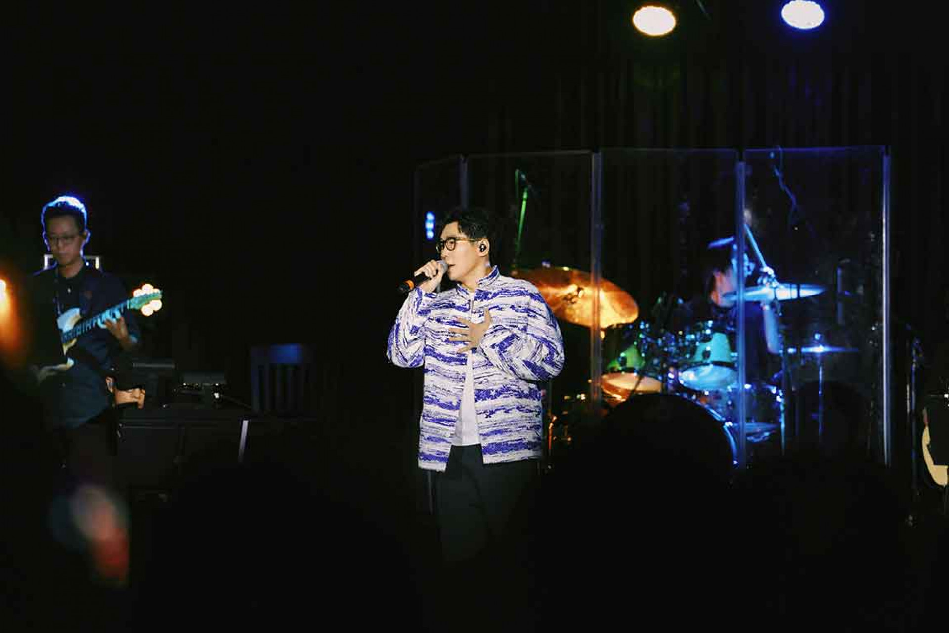 品冠在演唱會上演唱了多首經典情歌,讓現場歌迷在他的溫暖歌聲中感動不已。(照片提供:種子音樂)