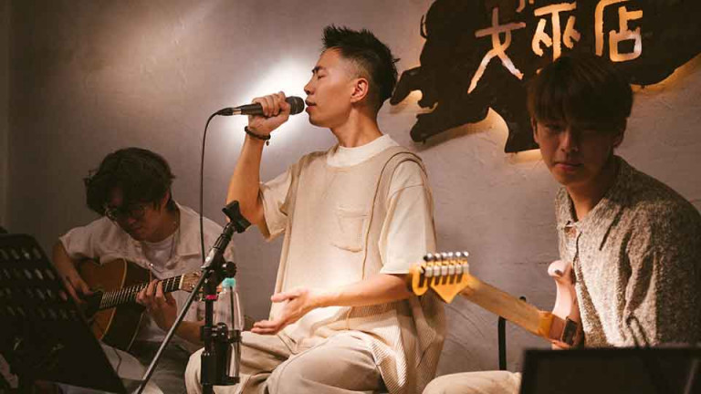 鄭興受邀女巫店開唱三場不同曲目 樂迷狂敲碗大型演唱會 鄭興：「你們先存錢」