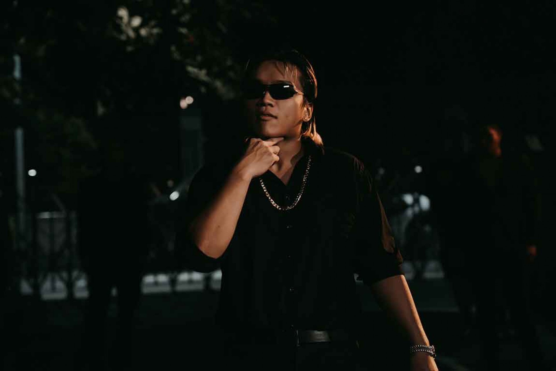 阿跨面最新MV〈心竭〉化身幫派份子火拼幹架