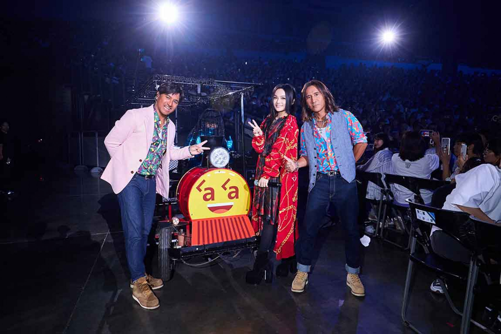 徐佳瑩用拉拉號小火車載動力火車