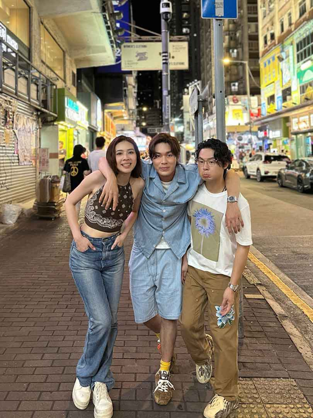 圖02:告五人擺出同一姿勢和表情,6年後到同一地點神還原合照。(相信音樂提供)