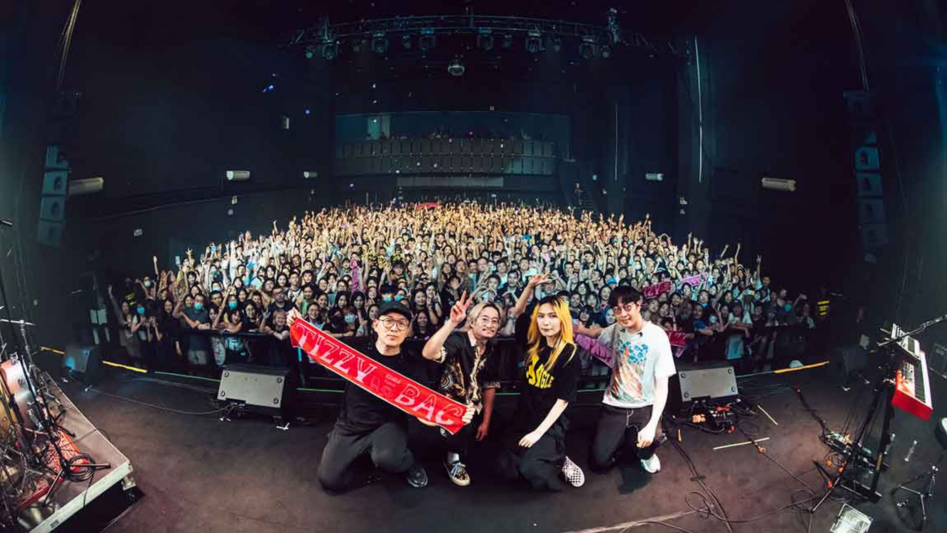 圖02:Tizzy-Bac足跡遍佈全球,「鐵股」們場場完售力挺。(相信音樂提供)