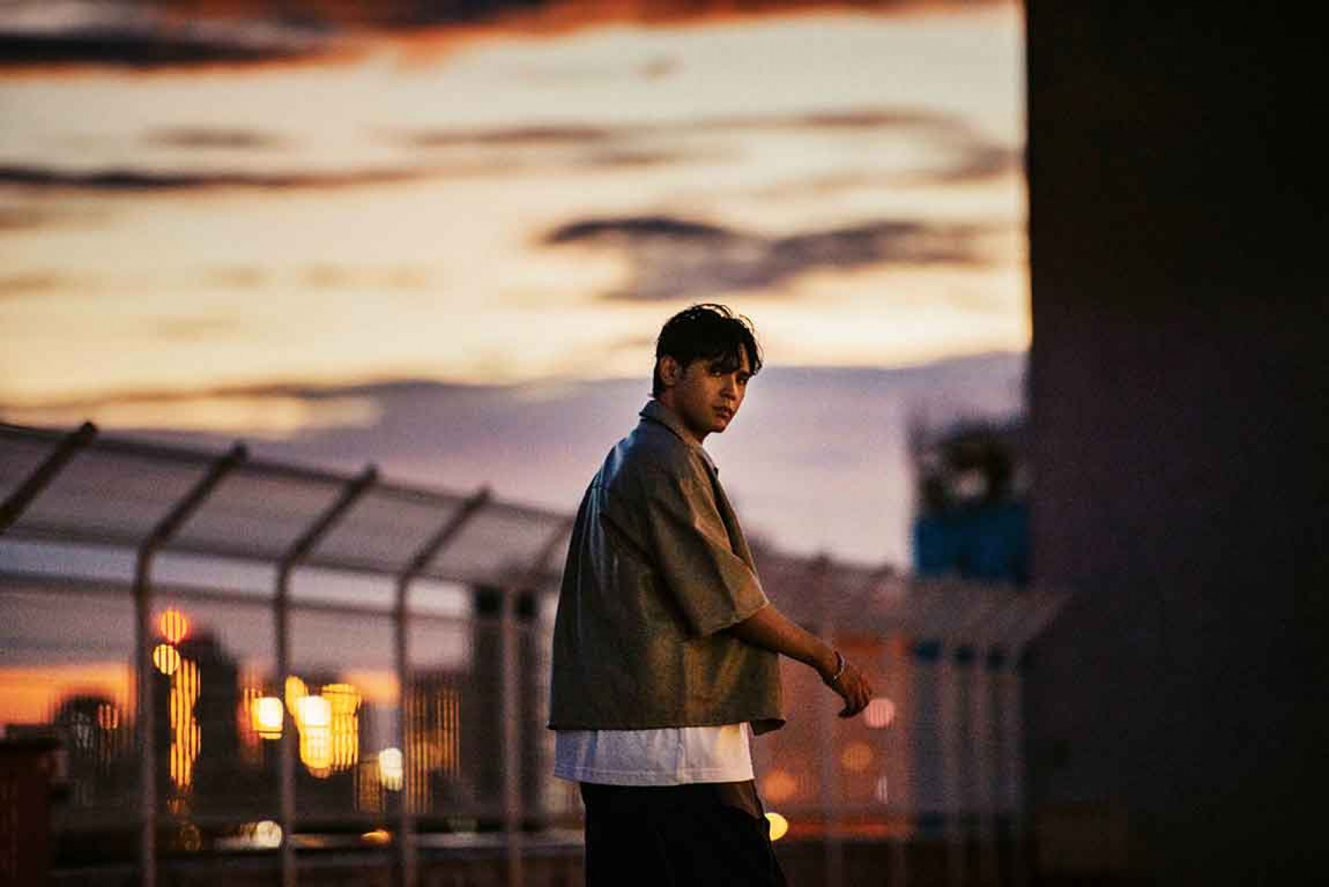 陳零九穿梭在停車場及戶外走路拍攝單曲照片,以不經意的姿態讓攝影師「偷拍」視角捕捉畫面。(照片提供:種子音樂)