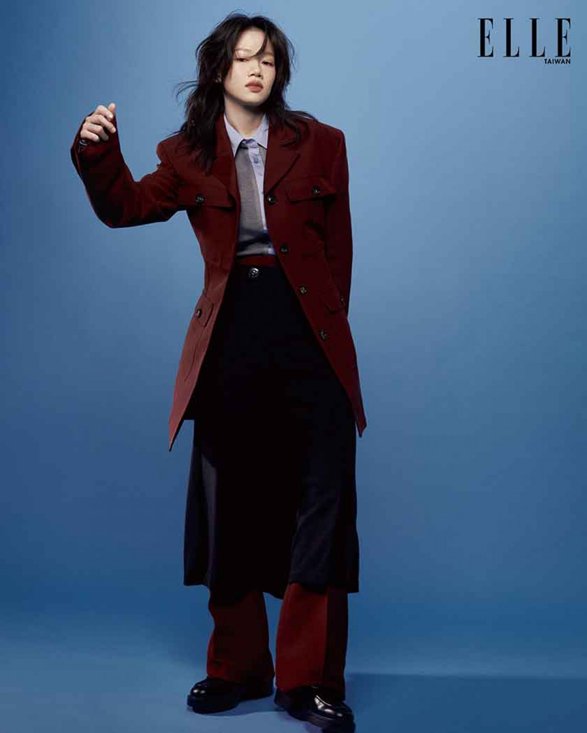 月底Andr將在ELLE-Weekend來精采演出-(品牌資訊:仿兩件針織襯衫、黑色樂福鞋(BOTH-BY-GUCCI);黑色闊腿7分褲(LOUIS-VUITTON);深紅色西裝外套、深紅色長褲(BOTH-BY-FERRAGAMO))