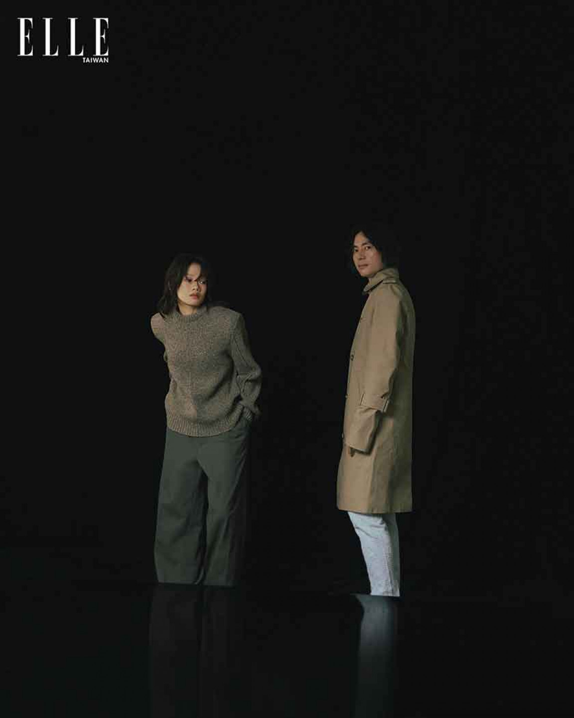 Andr-(右)與音樂恩師韓立康共同登上時尚雜誌(品牌資訊:Andr:深棕色針織毛衣、灰色西裝長褲(BOTH-BY-BOTTEGA-VENETA)。-韓立康:卡其色大衣、白色針織長褲(BOTH-BY-PRADA))