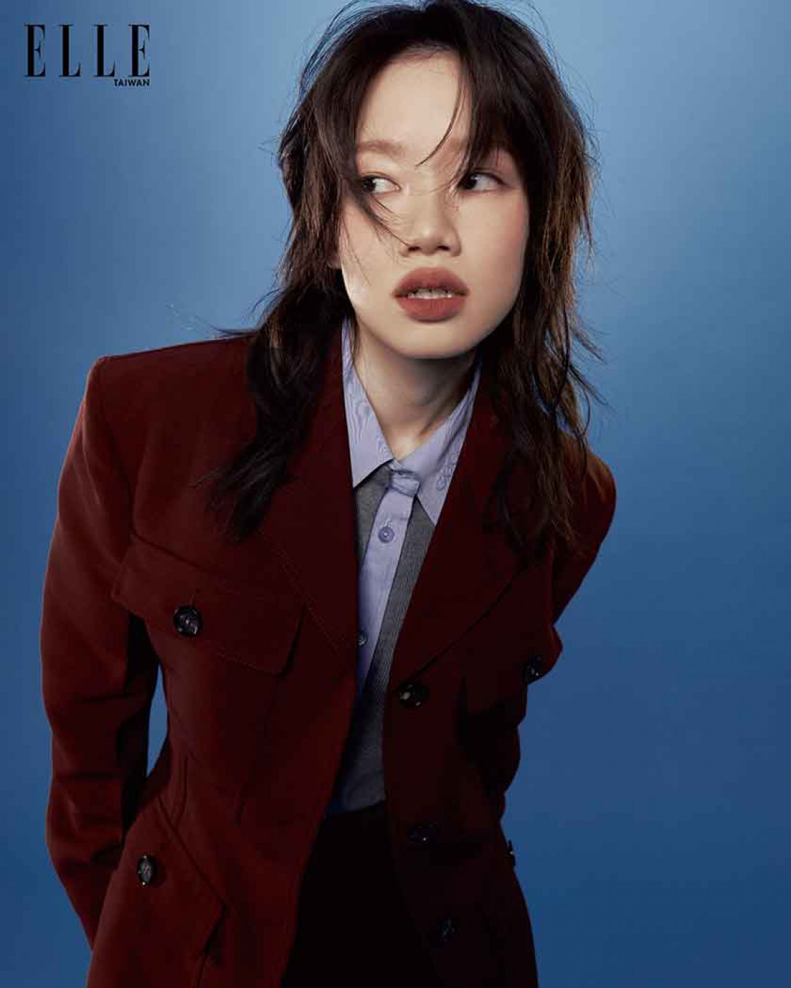 Andr的創作深受ELLE國際中文版青睞-(品牌資訊：仿兩件針織襯衫（GUCCI）；黑色闊腿7分褲（LOUIS-VUITTON）；深紅色西裝外套、深紅色長褲（BOTH-BY-FERRAGAMO）)