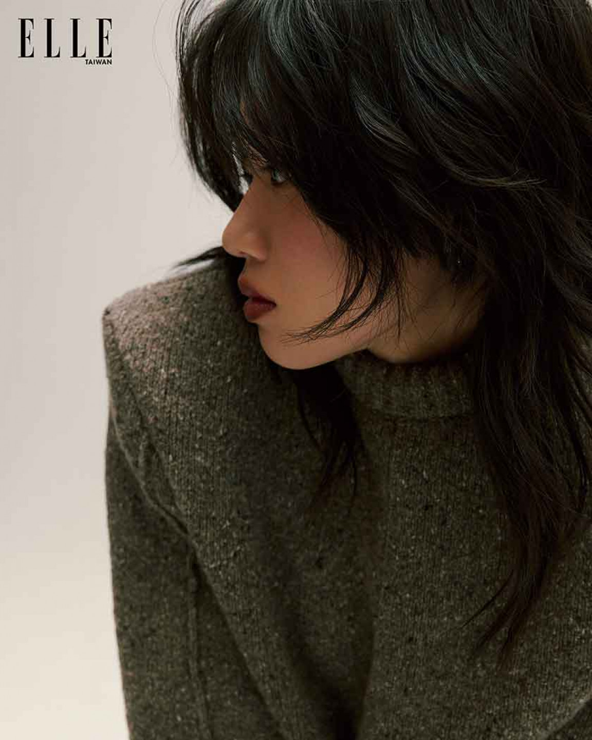 Andr用一首〈毛線球少女〉唱出世代女孩的複雜心思(品牌資訊:深棕色針織毛衣(BOTTEGA-VENETA))