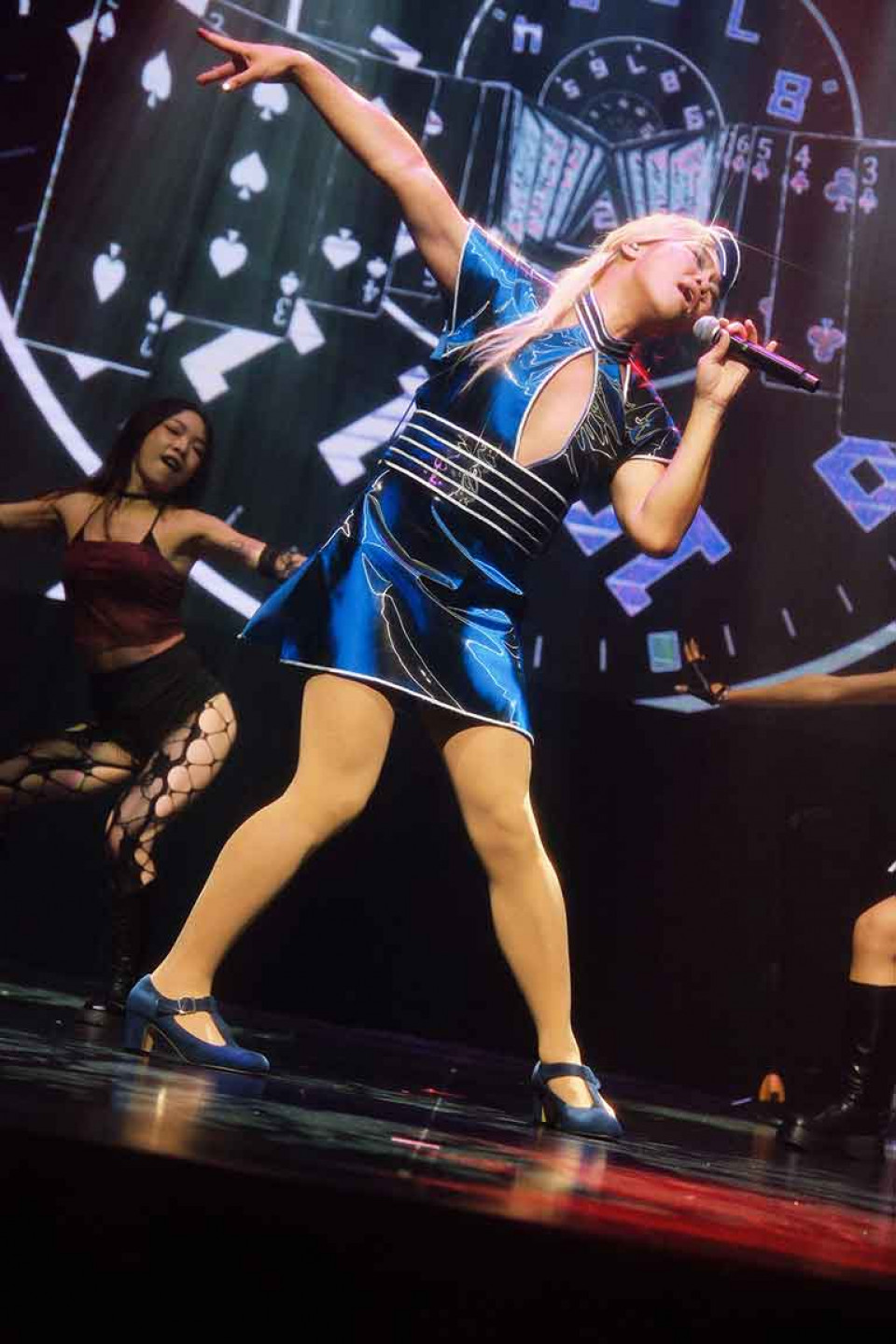 換上性感空姐裝熱唱西洋天后金曲-那那大師像偶像小甜甜布蘭妮致敬