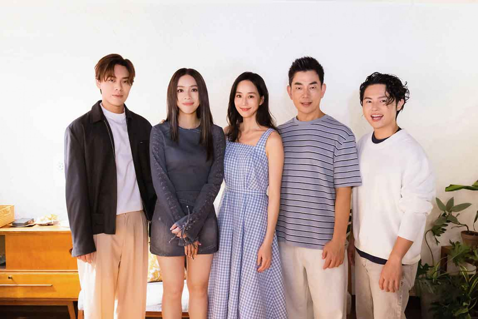 圖01:新一代天團告五人鍍金後首發單曲〈就說你想說的〉邀張鈞甯、任賢齊聯手飆戲。(相信音樂提供)